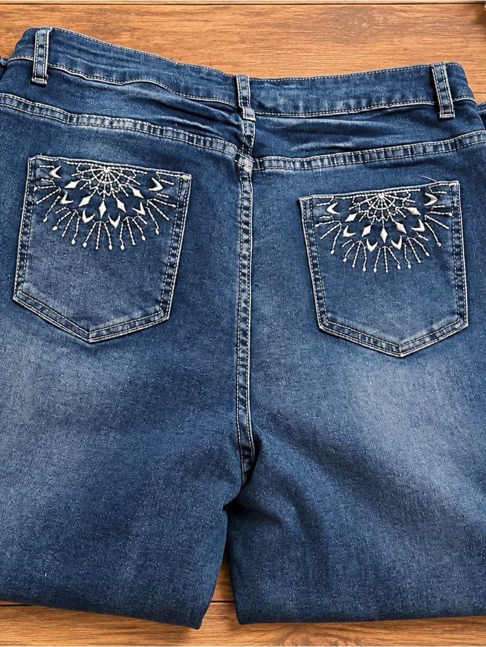 Embroidered Back-Pocket Straight Leg Women's Jeans - Blue